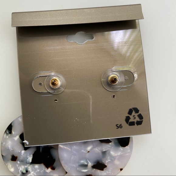 Marble resin statement earring - Picture 2 of 4